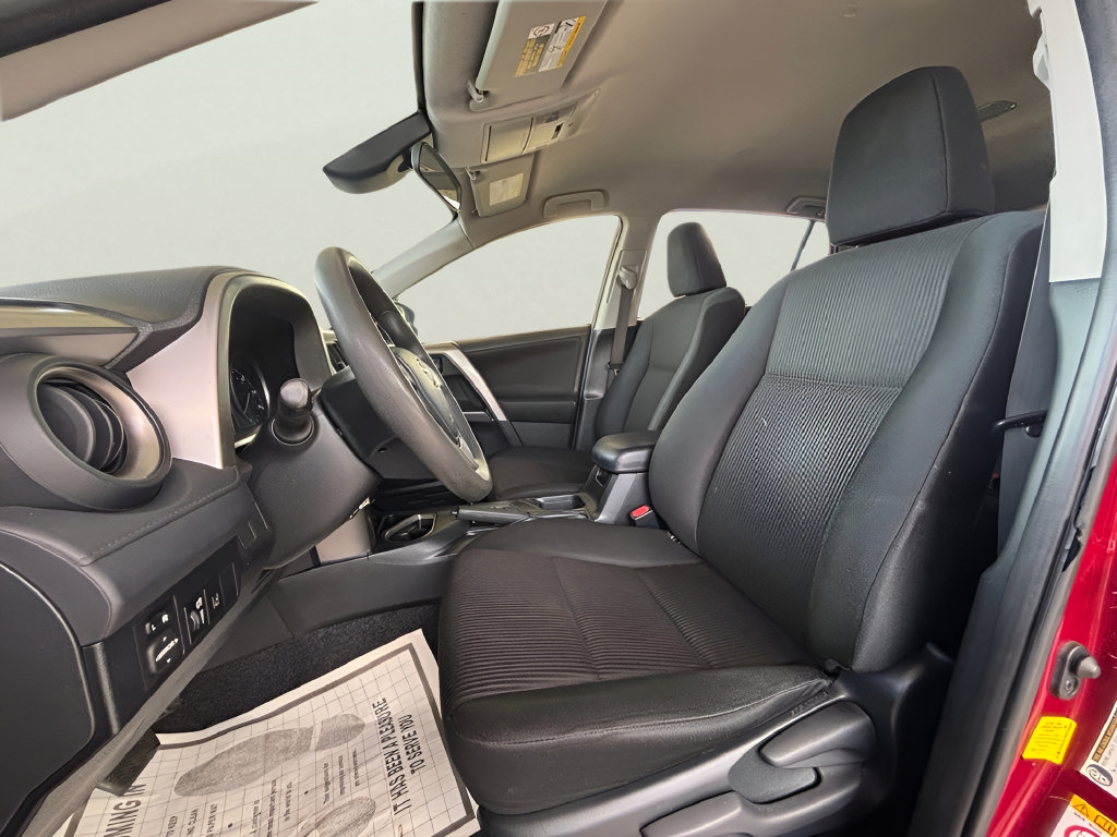 Used 2018 Toyota RAV4 LE FWD image 5