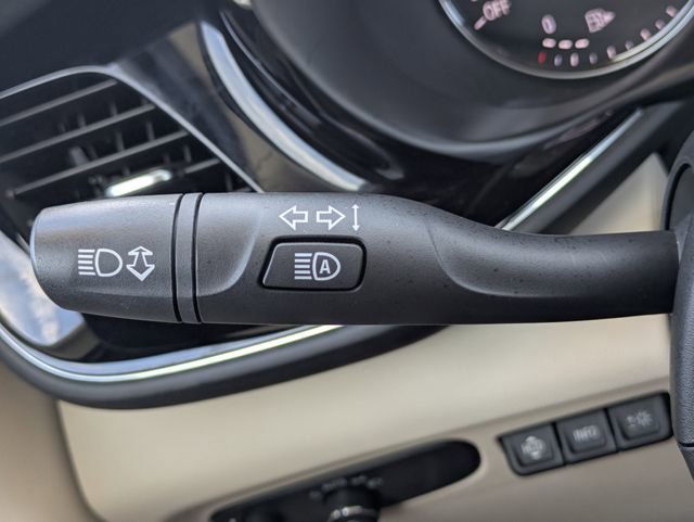 Used 2023 Buick Envision Avenir image 32