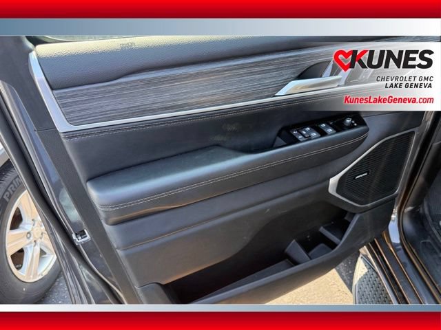 Used 2024 Jeep Wagoneer L Series II w/ Flexible Seating Group AWD/4WD image 12