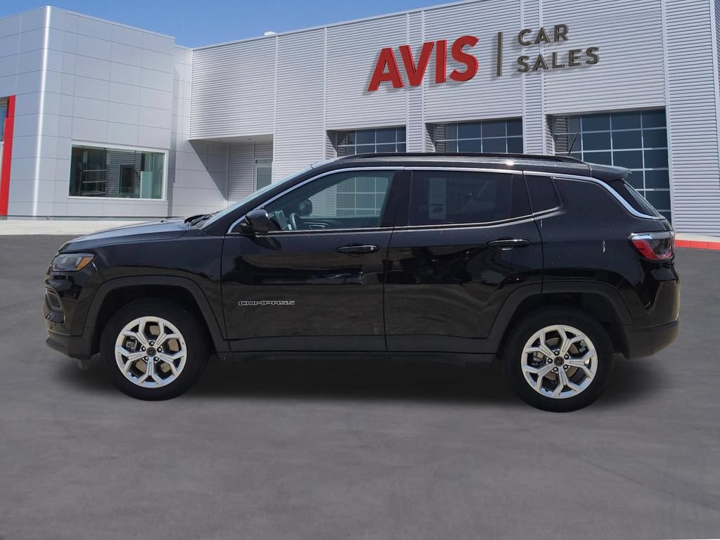 Used 2025 Jeep Compass Latitude w/ Sun & Sound Group AWD/4WD image 10