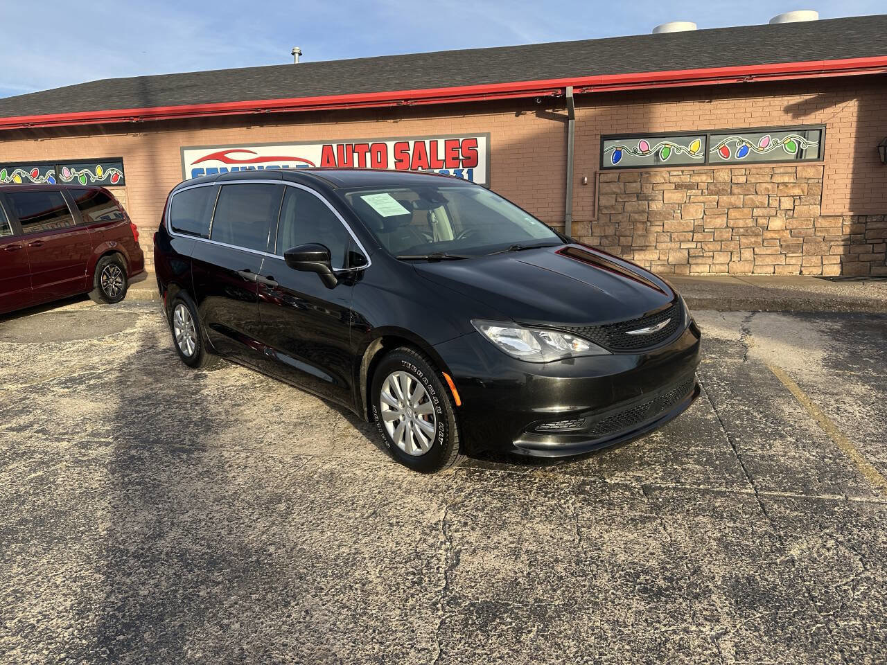 Used 2021 Chrysler Voyager L image 2