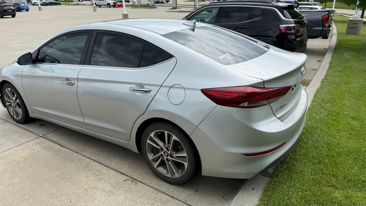 Used 2017 Hyundai Elantra Limited w/ Limited Tech Package 04 FWD image 4