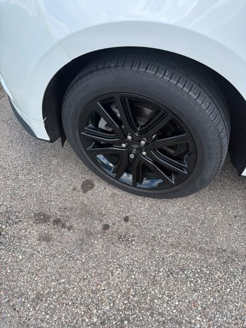 Used 2022 Ford Edge ST-Line w/ Class II Trailer Tow Package AWD/4WD image 9