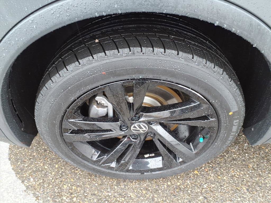 Used 2023 Volkswagen Tiguan SE R-Line image 10