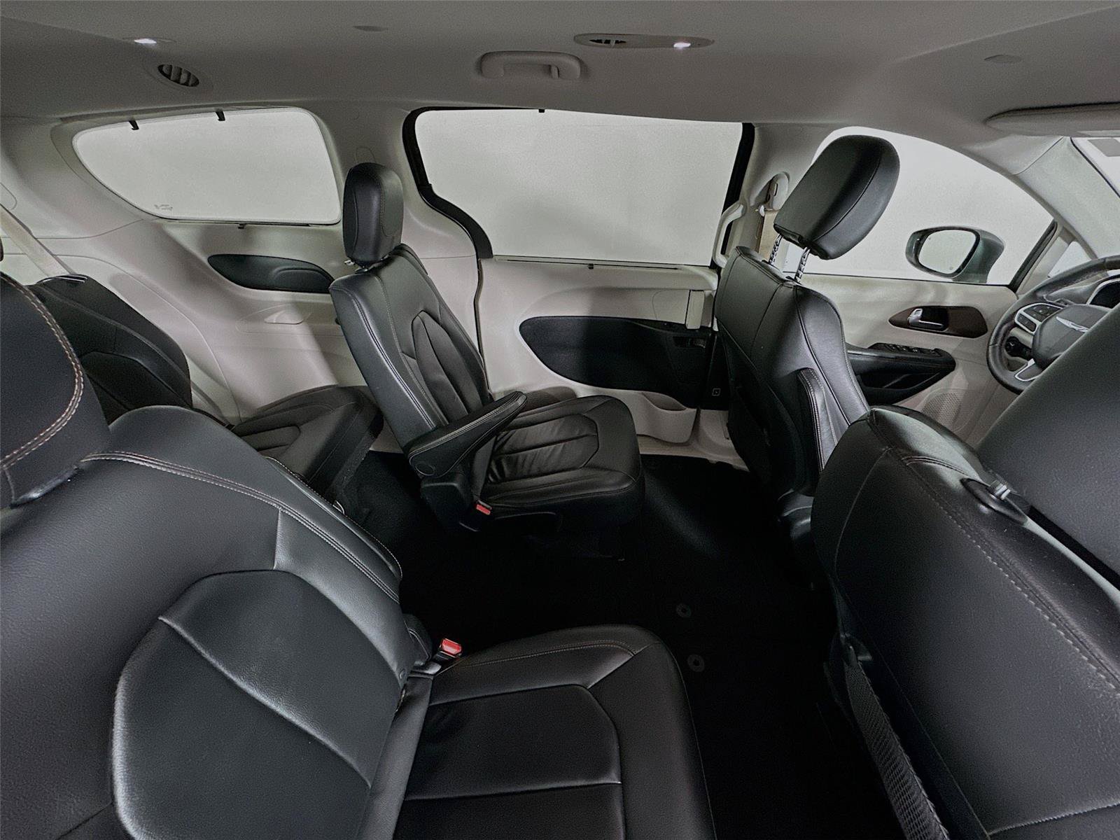 Used 2017 Chrysler Pacifica Touring-L FWD image 28
