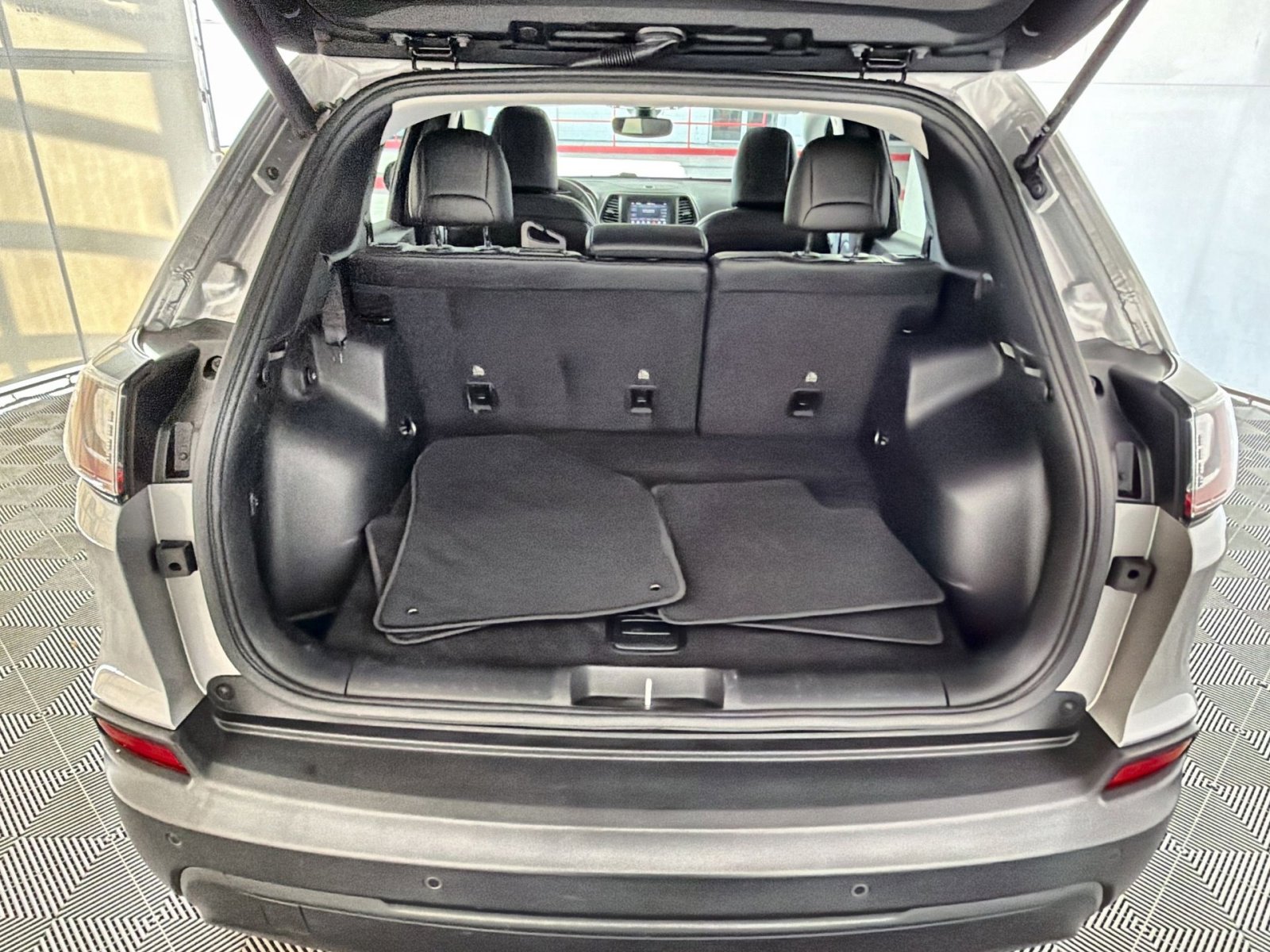 Used 2020 Jeep Cherokee Latitude Plus w/ Comfort/Convenience Group image 25