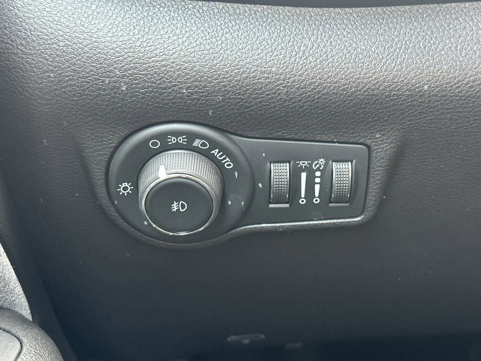 Used 2024 Jeep Compass Latitude AWD/4WD image 30