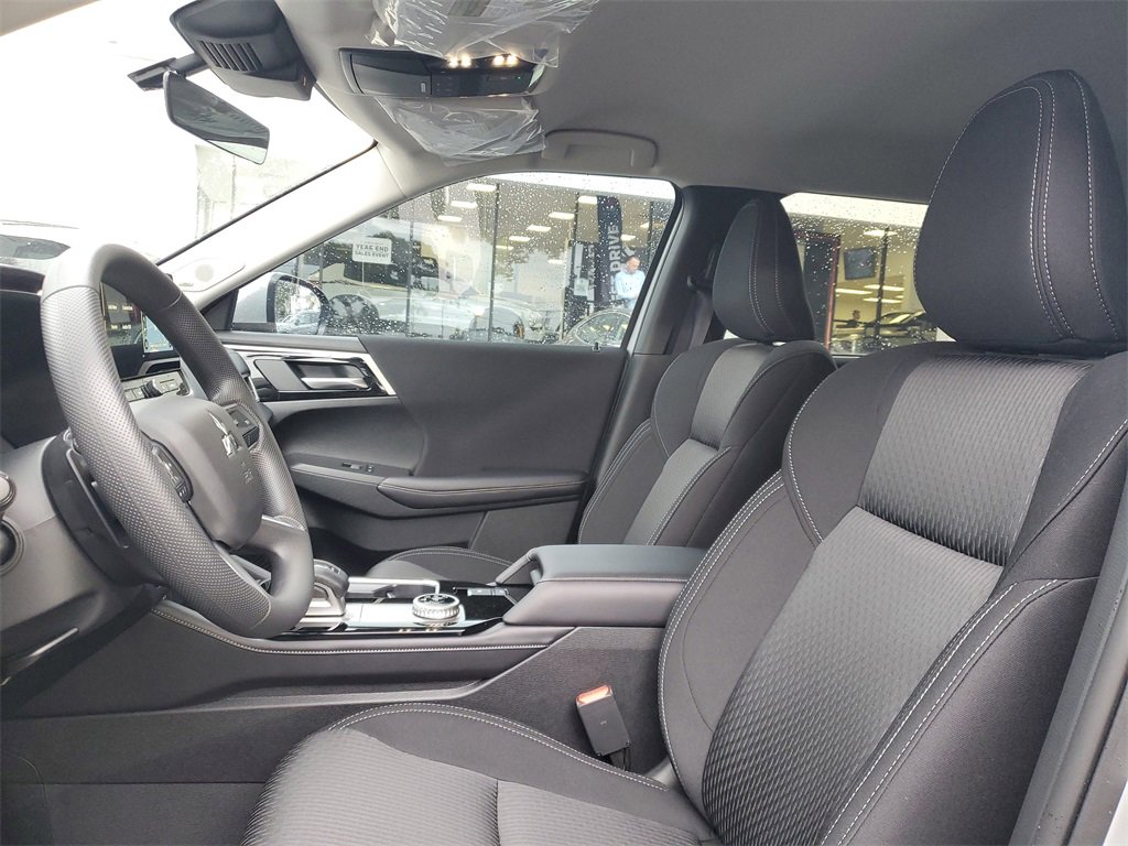 New 2026 Mitsubishi Outlander ES image 14