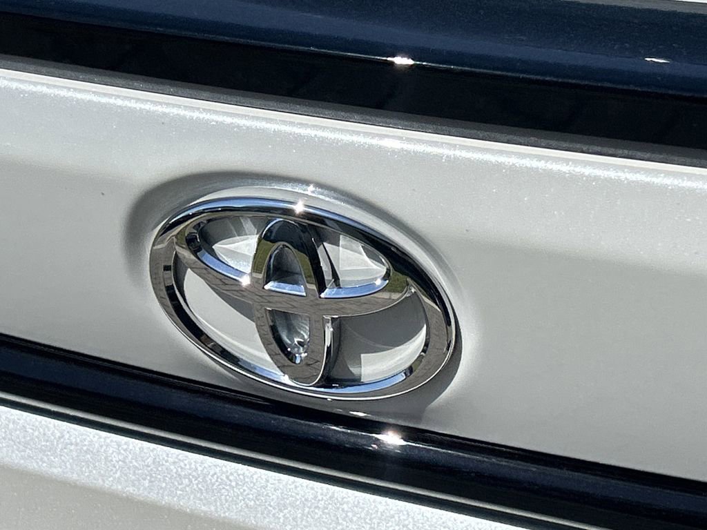 Used 2026 Toyota Corolla SE w/ SE Package image 10