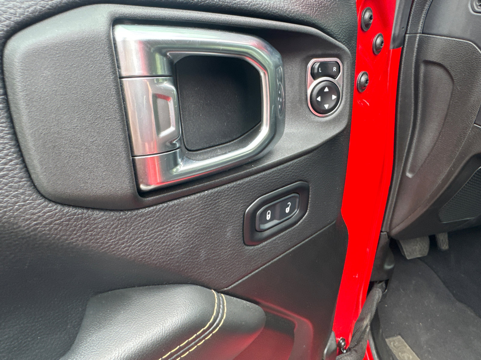 Used 2025 Jeep Wrangler Sahara image 11