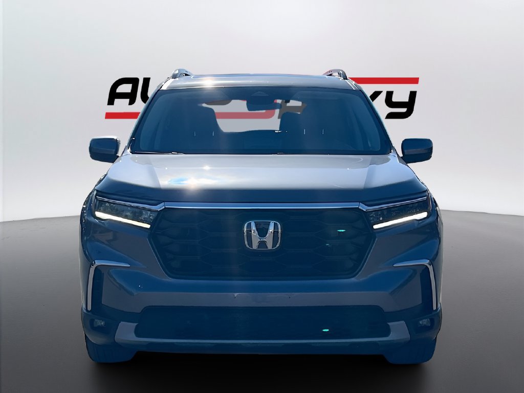 Used 2025 Honda Pilot Touring image 2