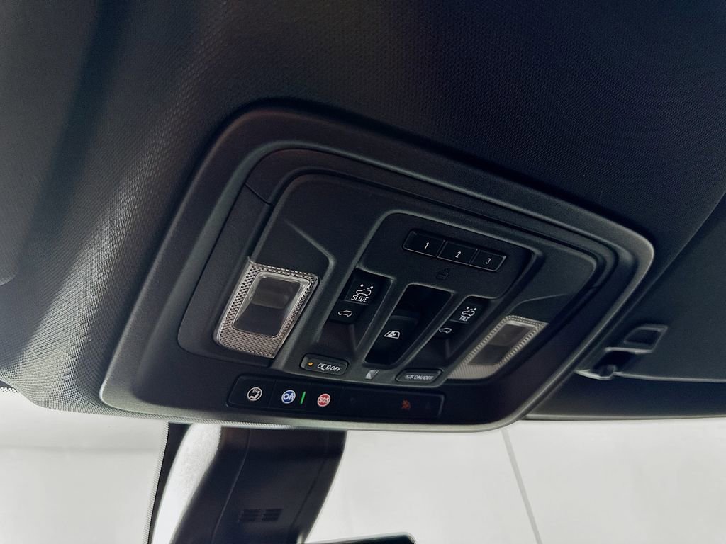 Used 2021 Chevrolet Silverado 1500 High Country w/ Technology Package AWD/4WD image 34