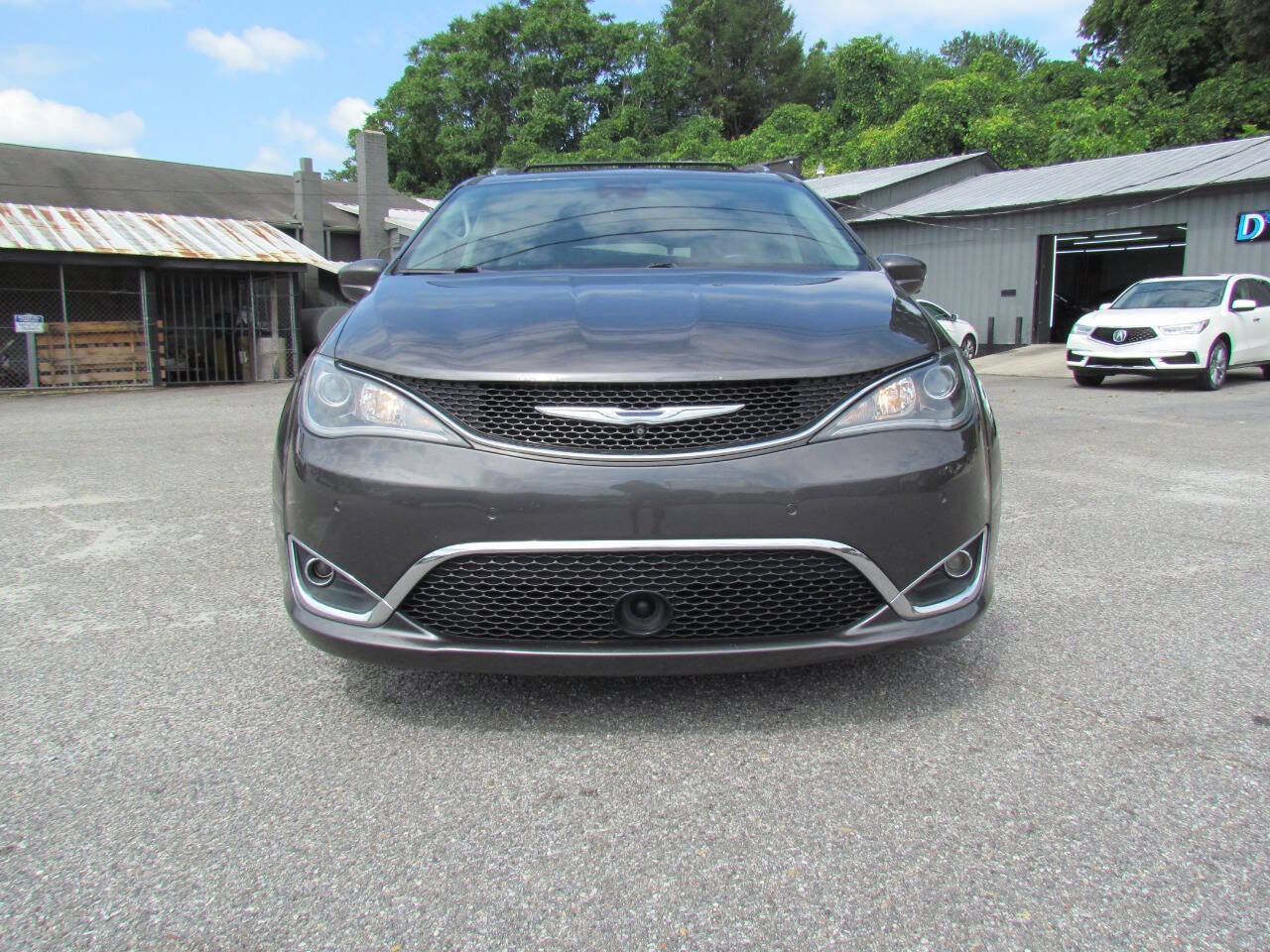 Used 2017 Chrysler Pacifica Touring-L Plus w/ Advanced Safetytec Group image 2