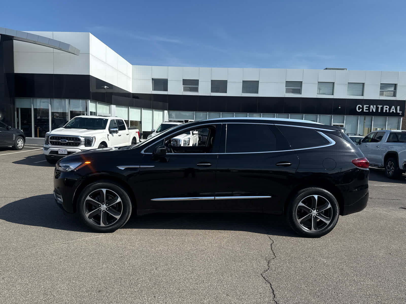 Used 2021 Buick Enclave Essence w/ Sport Touring Edition image 2