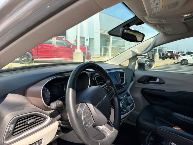 Used 2017 Chrysler Pacifica Touring-L w/ Tire & Wheel Group FWD image 19