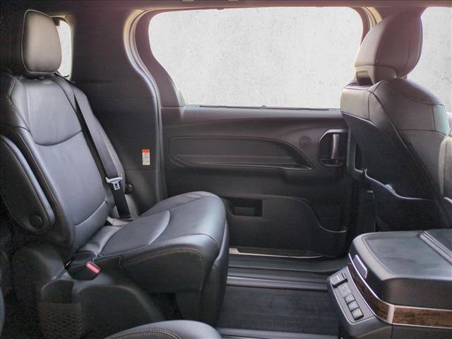 Used 2025 Toyota Sienna Platinum image 21