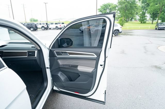Certified 2022 Volkswagen Atlas SE w/ Black Wheel Package AWD/4WD image 17