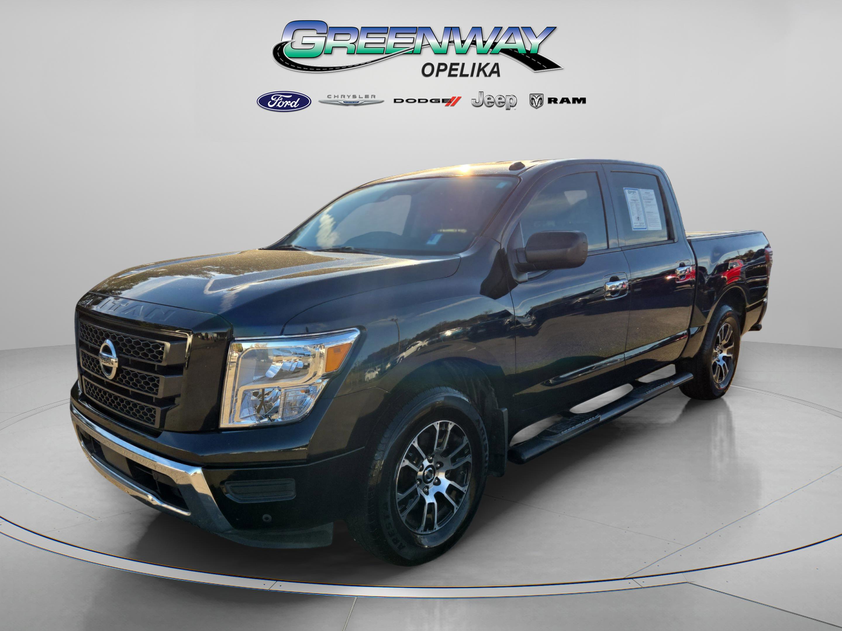 Used 2021 Nissan Titan SV w/ SV Convenience Package image 4