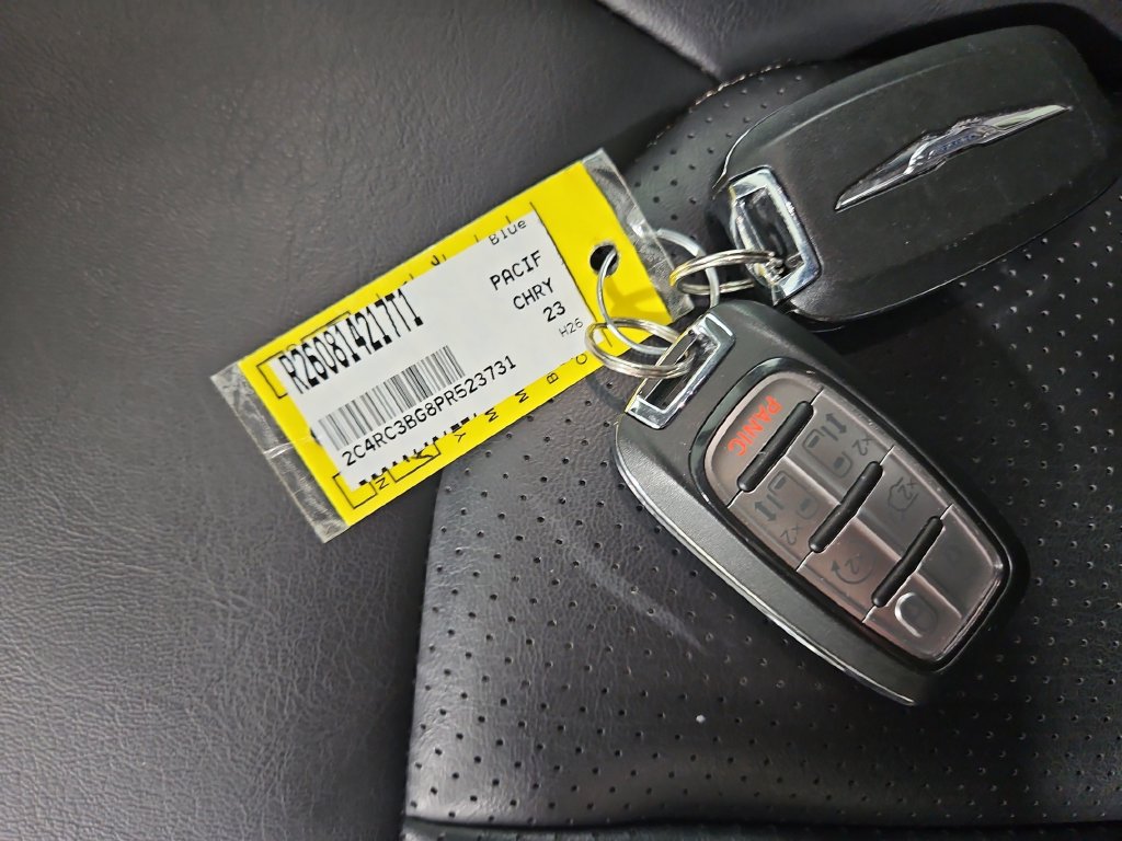 Used 2023 Chrysler Pacifica Touring-L AWD/4WD image 28