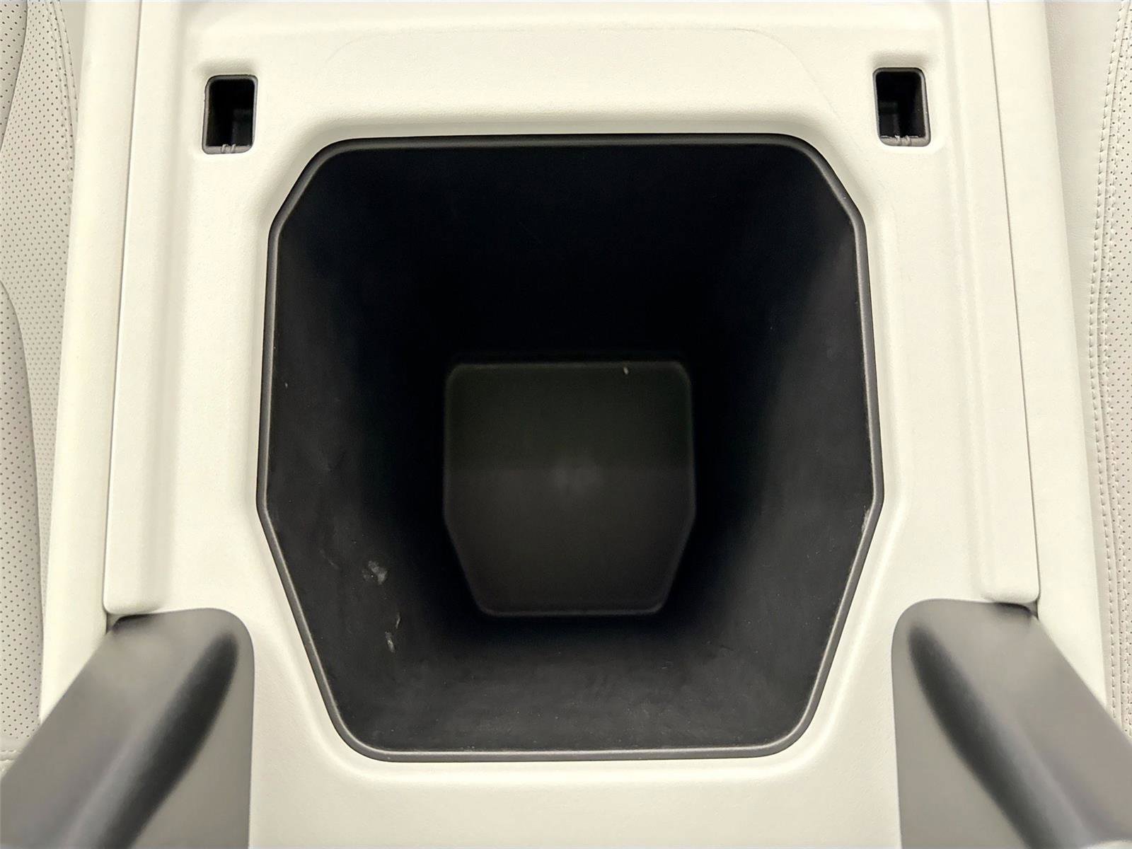 Used 2025 Land Rover Defender 110 X-Dynamic SE image 34