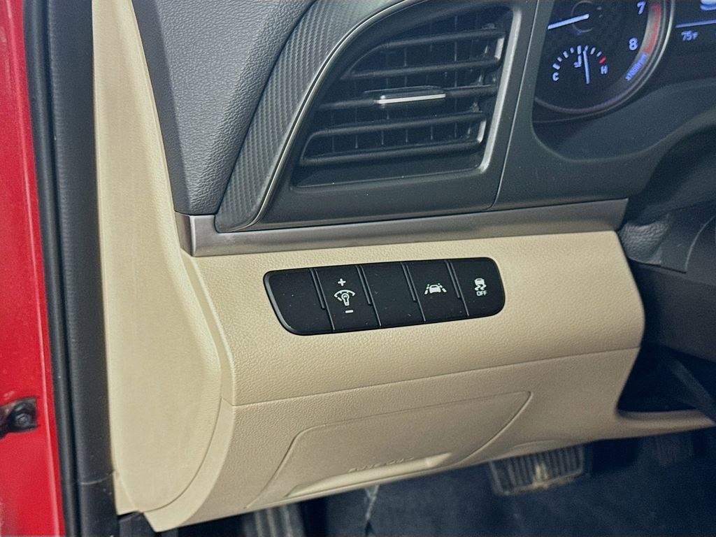 Used 2020 Hyundai Elantra SE w/ Winter Weather Package image 10