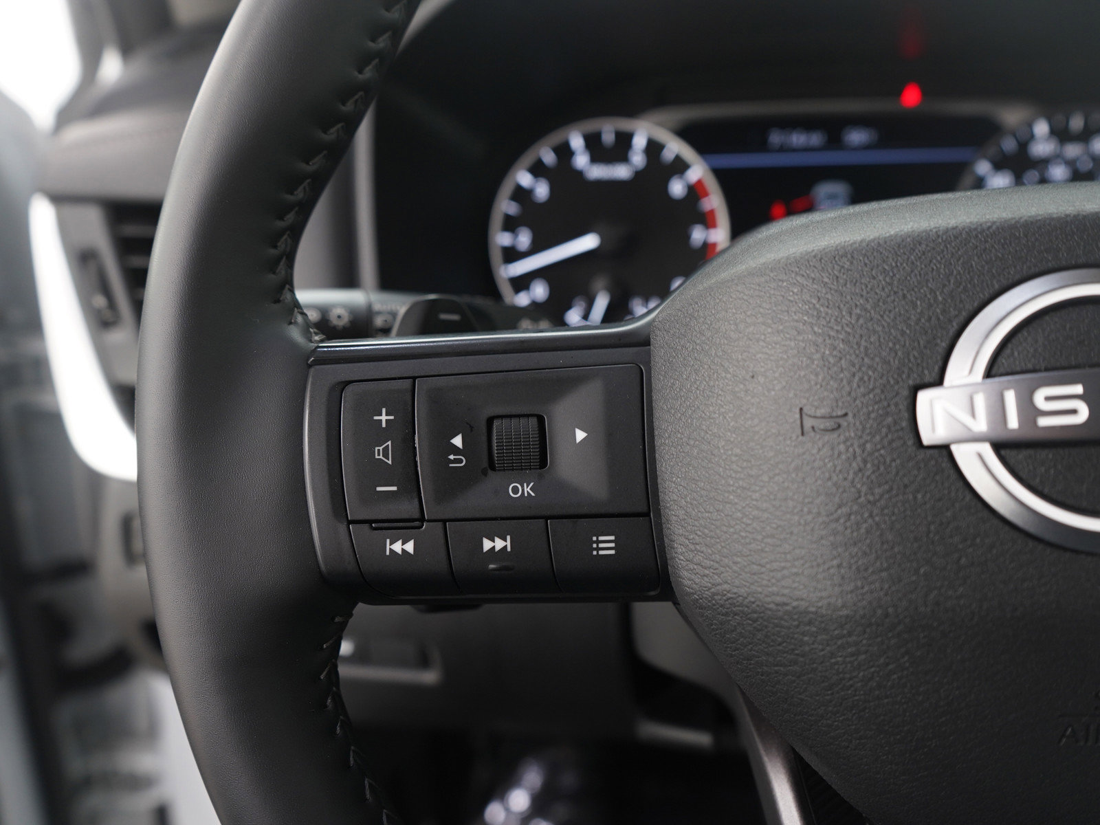 Used 2025 Nissan Rogue SV image 27