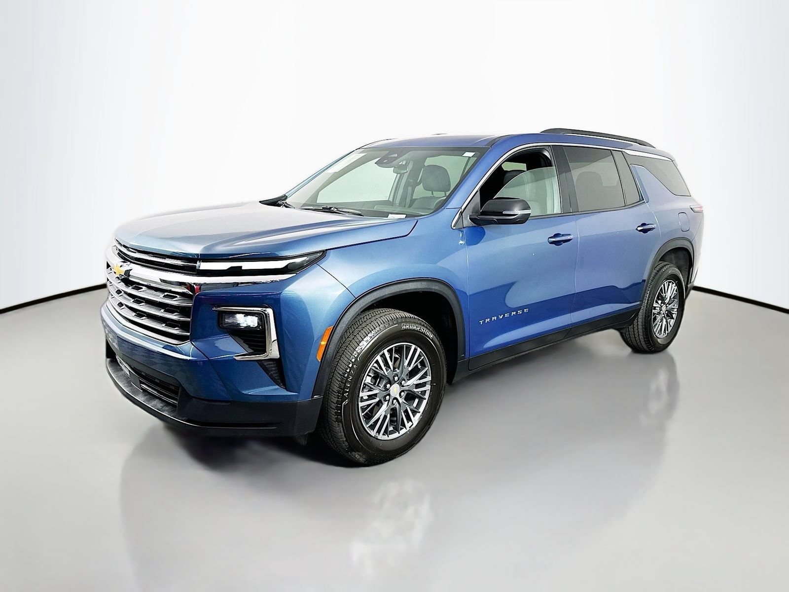 Used 2025 Chevrolet Traverse LT AWD/4WD image 3