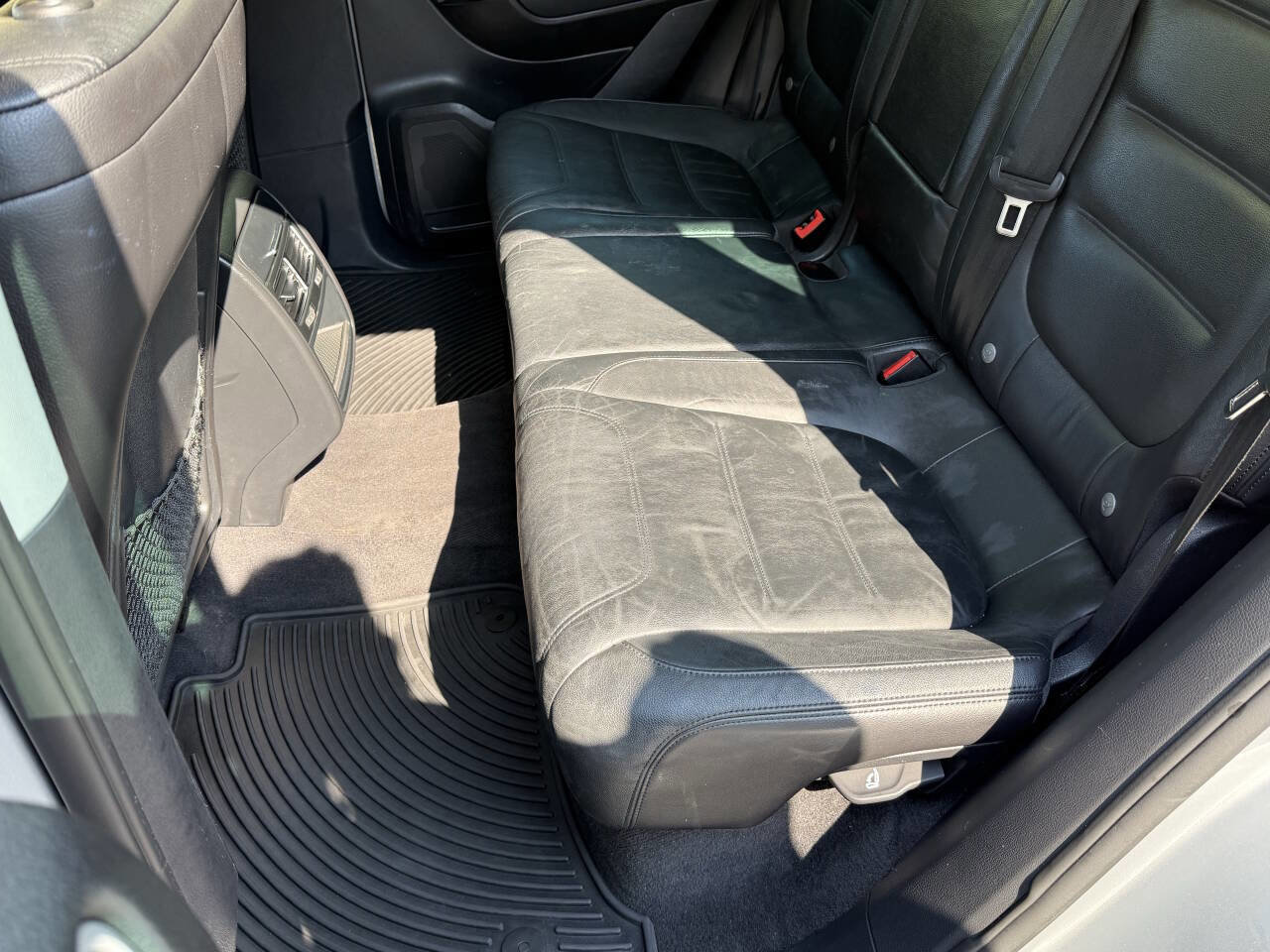 Used 2012 Volkswagen Touareg Sport image 21