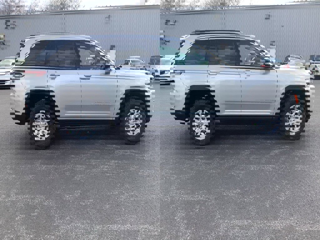 New 2025 Jeep Grand Cherokee Laredo w/ Luxury Tech Group I image 3