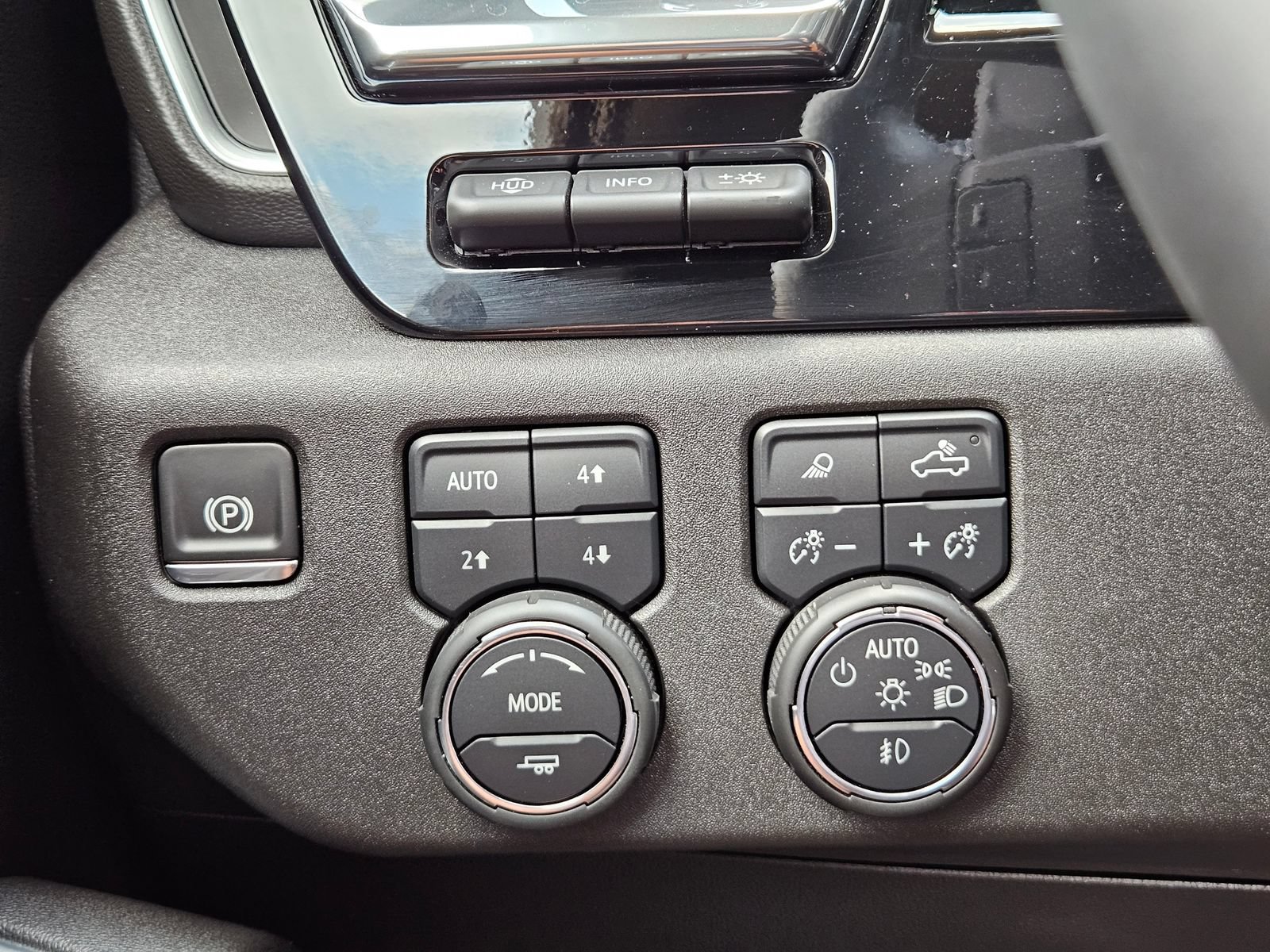 Certified 2025 Chevrolet Silverado 1500 High Country w/ Technology Package AWD/4WD image 24