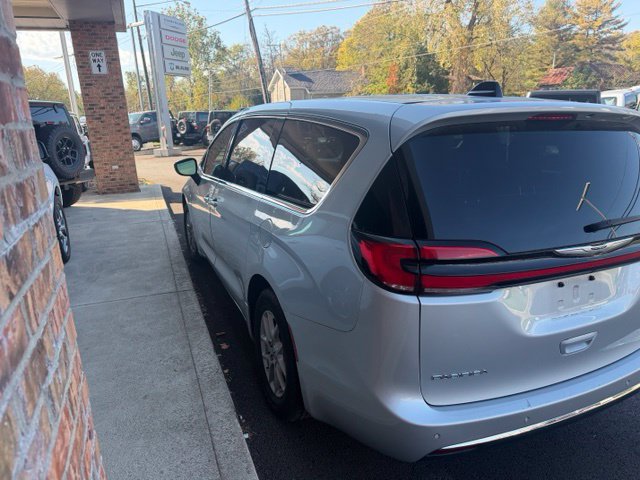 Used 2024 Chrysler Pacifica Touring-L FWD image 12
