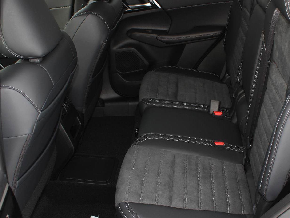 New 2025 Mitsubishi Outlander SE image 18