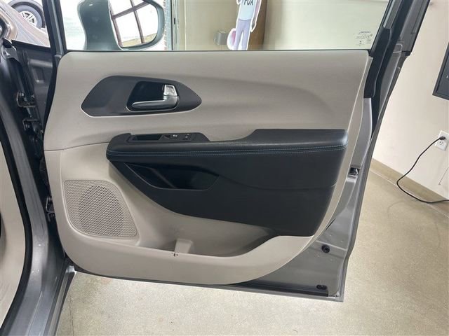 Used 2021 Chrysler Pacifica Touring image 20