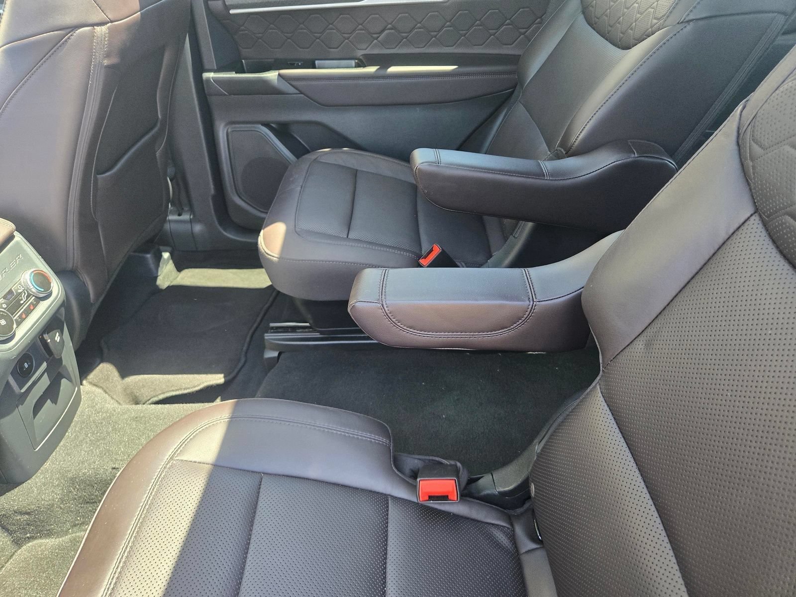 Used 2025 Ford Explorer Platinum w/ LUX Leather Package AWD/4WD image 5