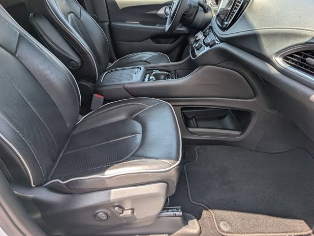 Used 2025 Chrysler Pacifica Limited FWD image 29