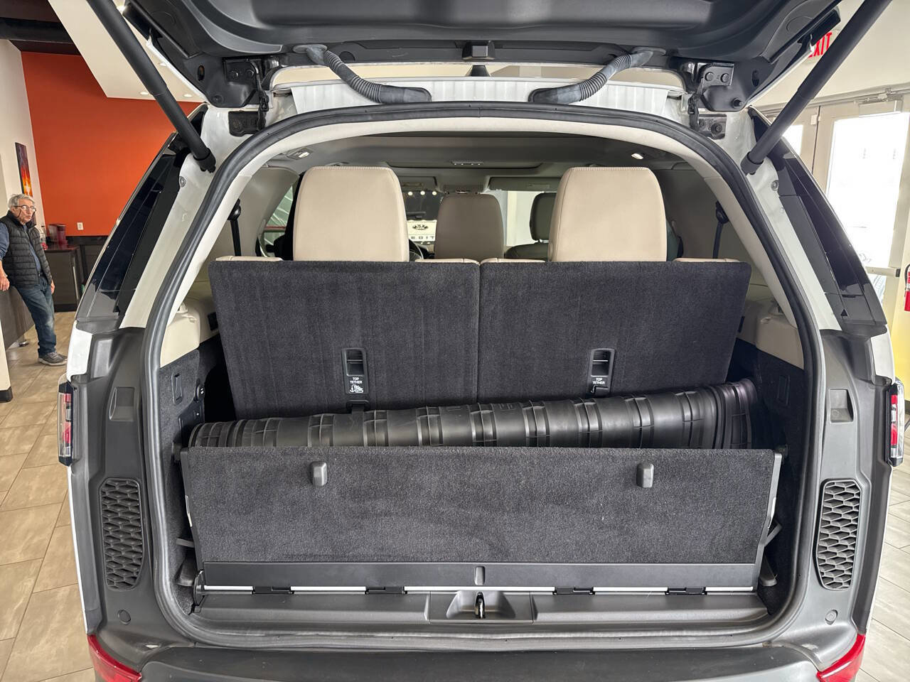 Used 2017 Land Rover Discovery HSE image 27