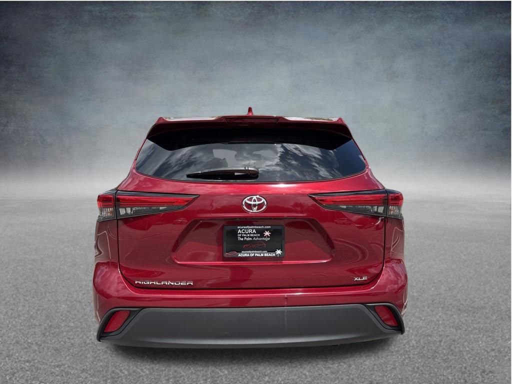 Used 2020 Toyota Highlander XLE FWD image 3