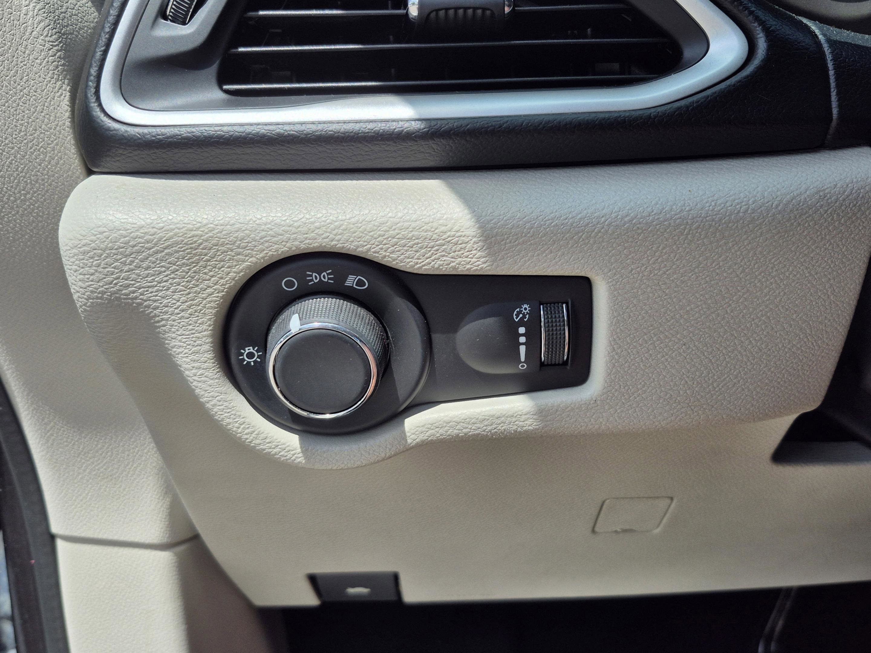 Used 2018 Chrysler Pacifica L image 27