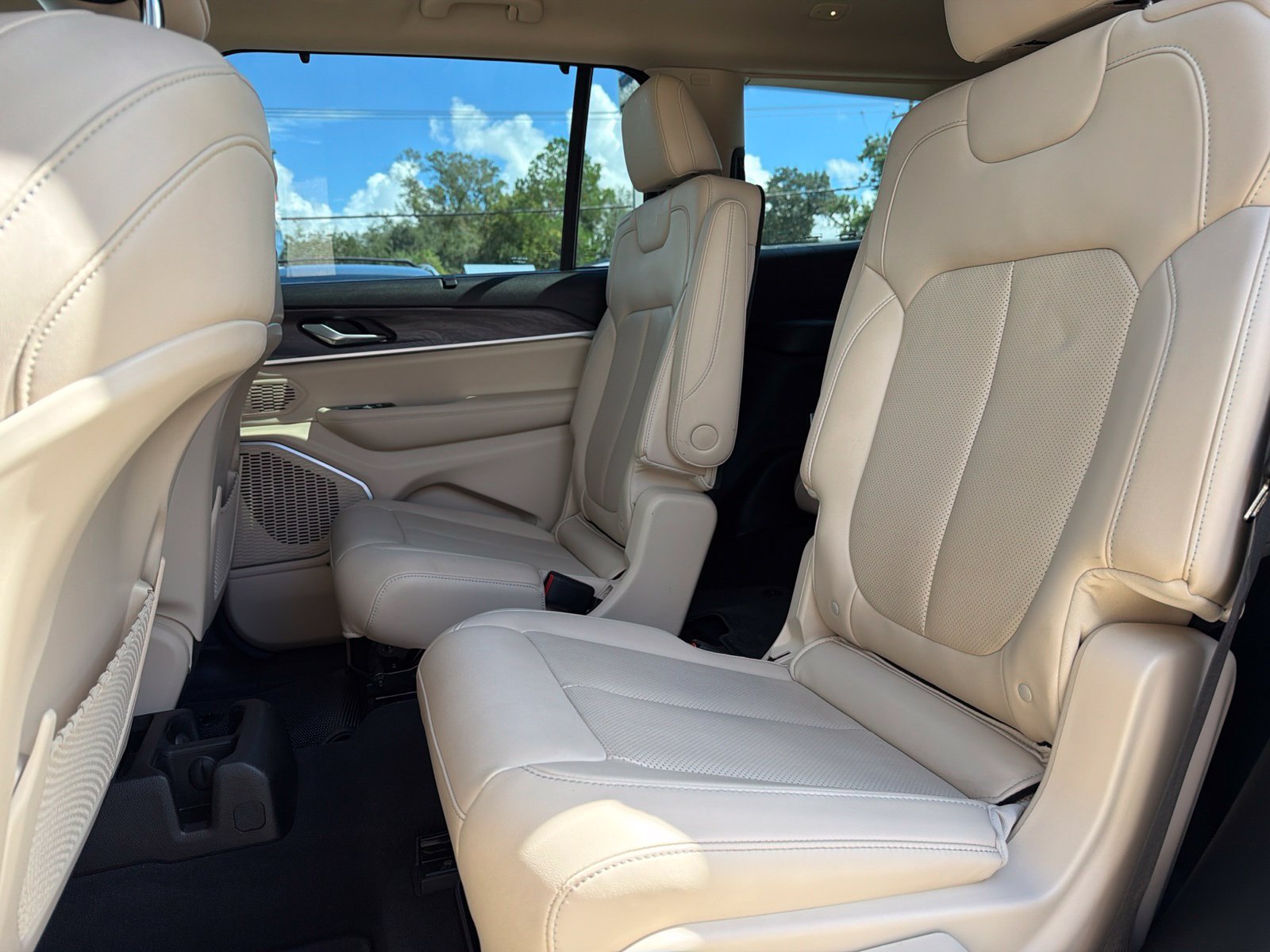 Used 2022 Jeep Grand Cherokee L Limited w/ Luxury Tech Group II AWD/4WD image 12