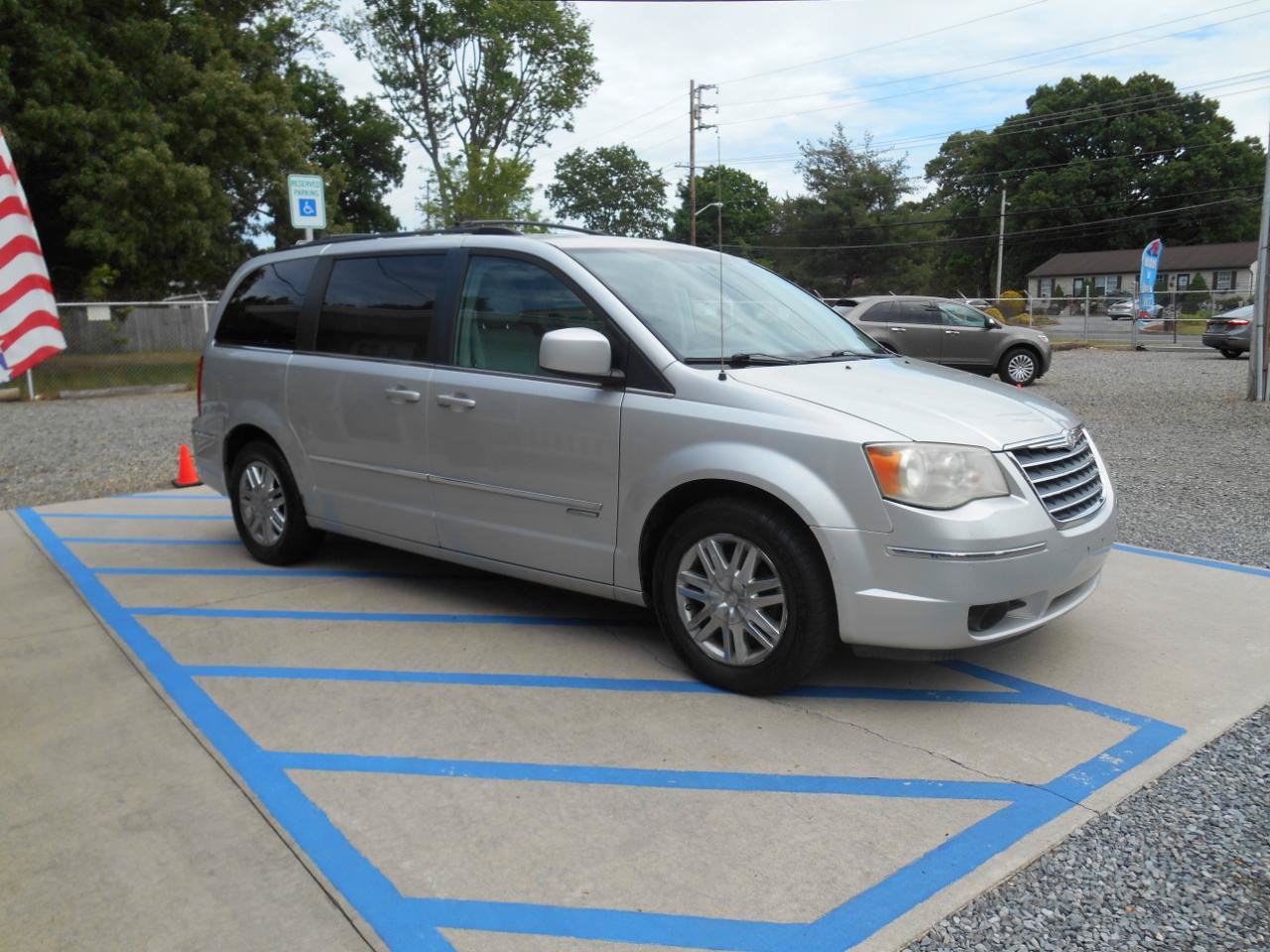 Used 2010 Chrysler Town & Country Touring FWD image 21