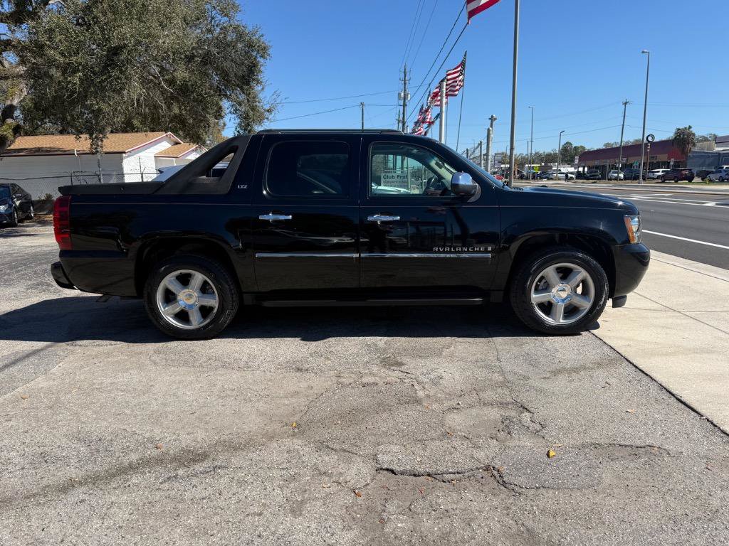 Used 2009 Chevrolet Avalanche LTZ RWD image 2