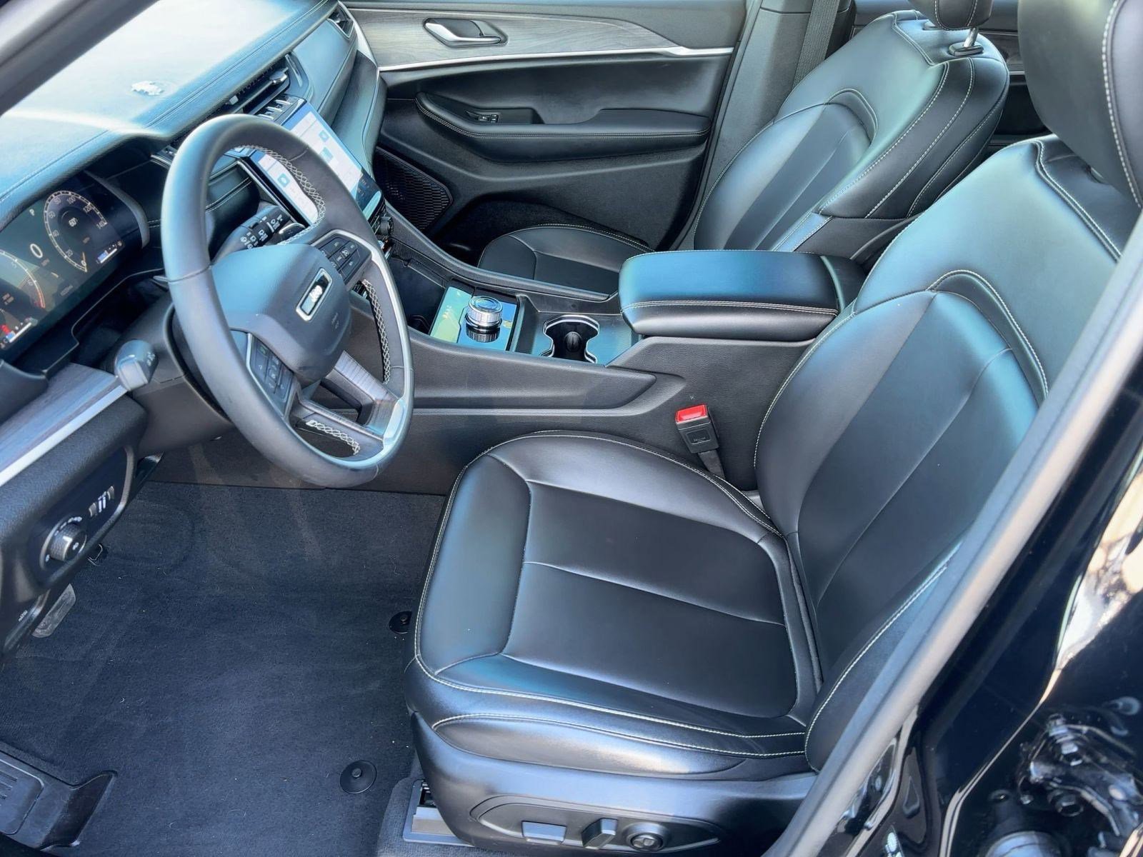 Used 2025 Jeep Grand Cherokee Limited w/ Black Appearance Package image 5