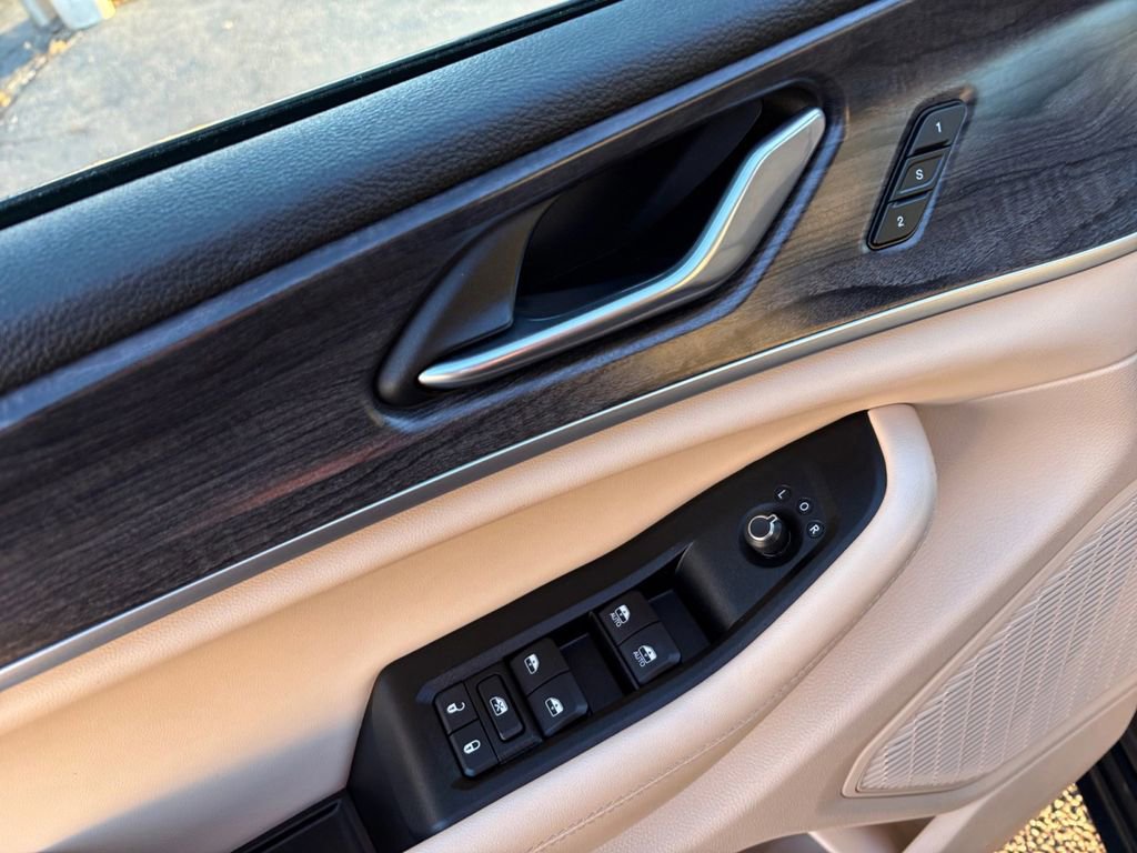 Used 2024 Jeep Grand Cherokee Limited w/ Luxury Tech Group II image 16