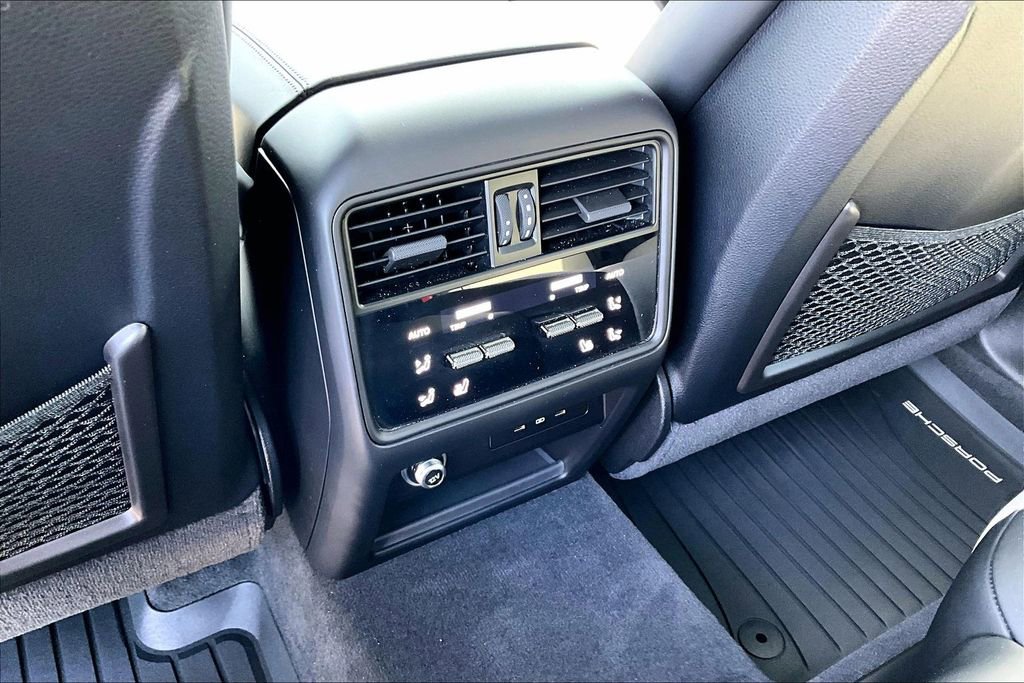 Used 2024 Porsche Cayenne Coupe image 18