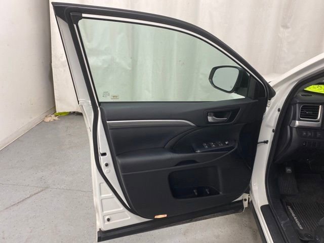 Used 2018 Toyota Highlander SE image 28