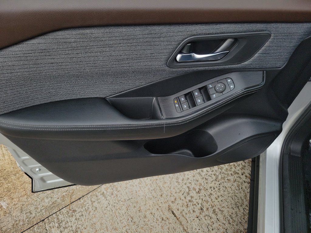Certified 2023 Nissan Rogue SV FWD image 18