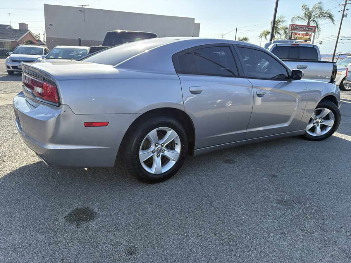 Used 2014 Dodge Charger SE RWD image 4