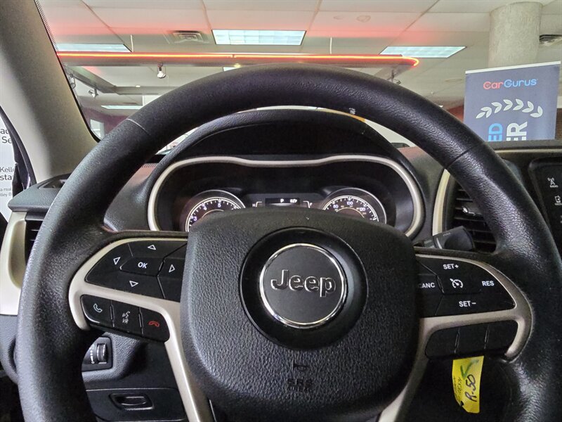 Used 2016 Jeep Cherokee Sport FWD image 26