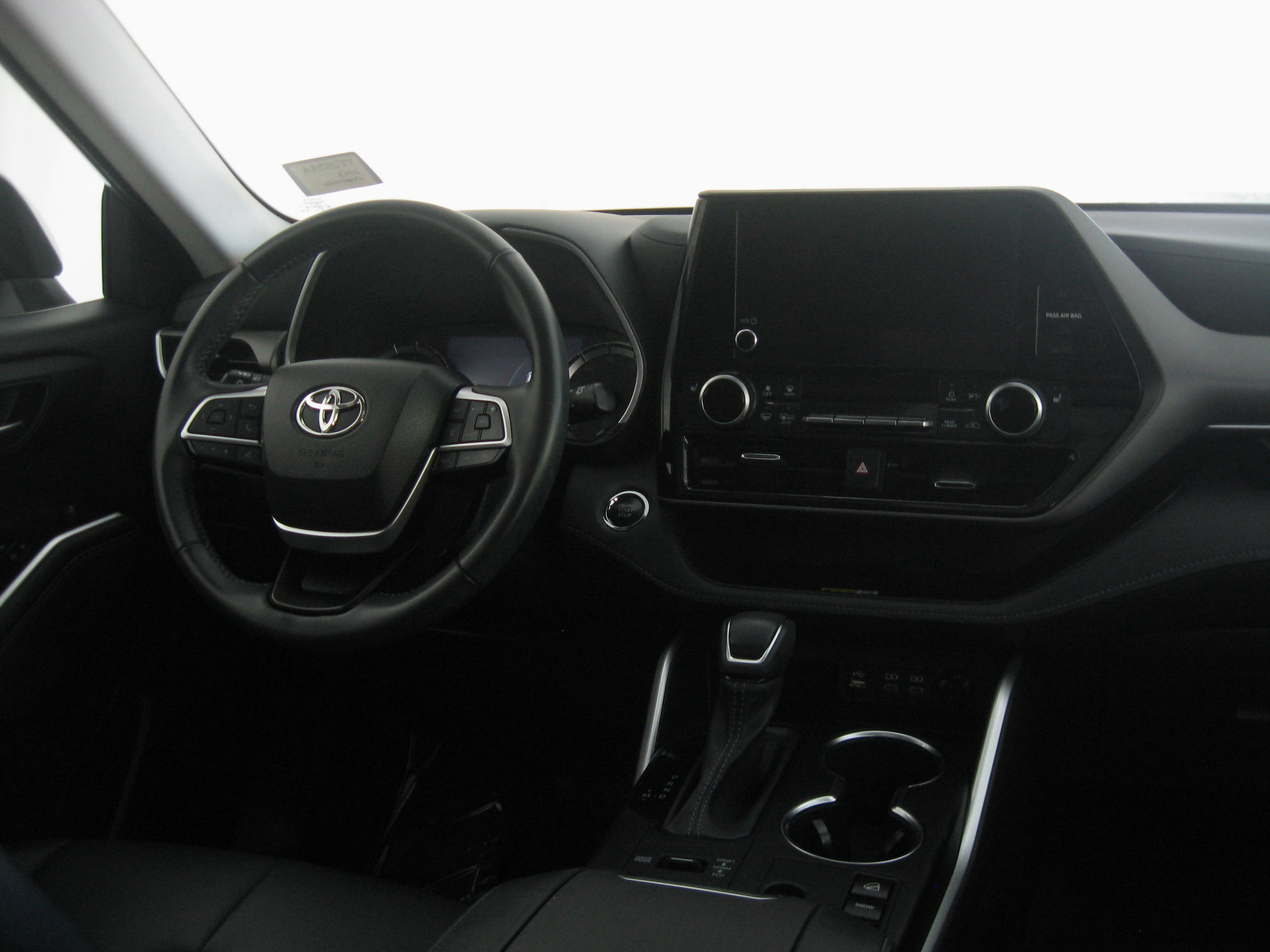 Used 2023 Toyota Highlander XLE image 2