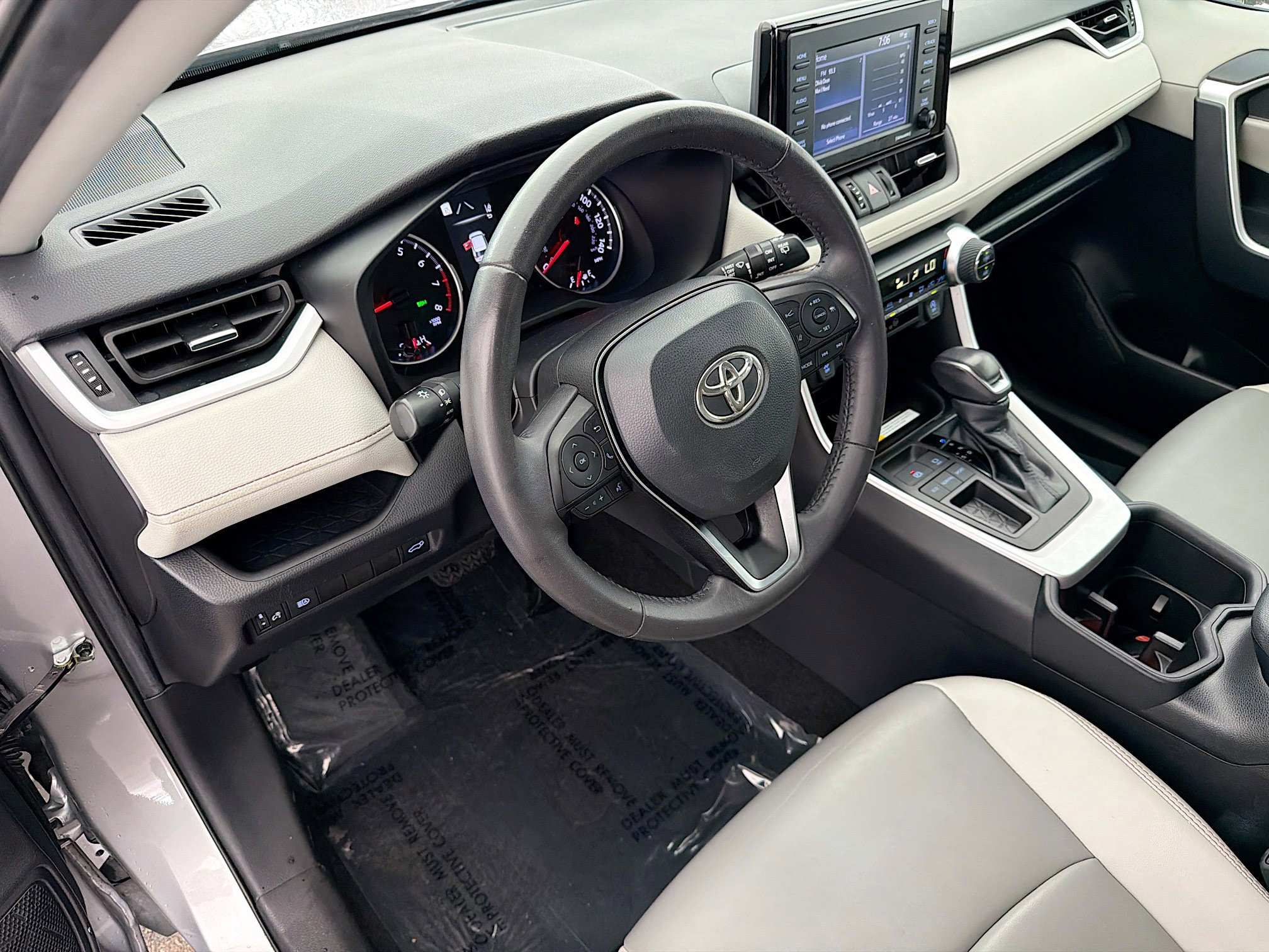 Used 2022 Toyota RAV4 XLE Premium image 25